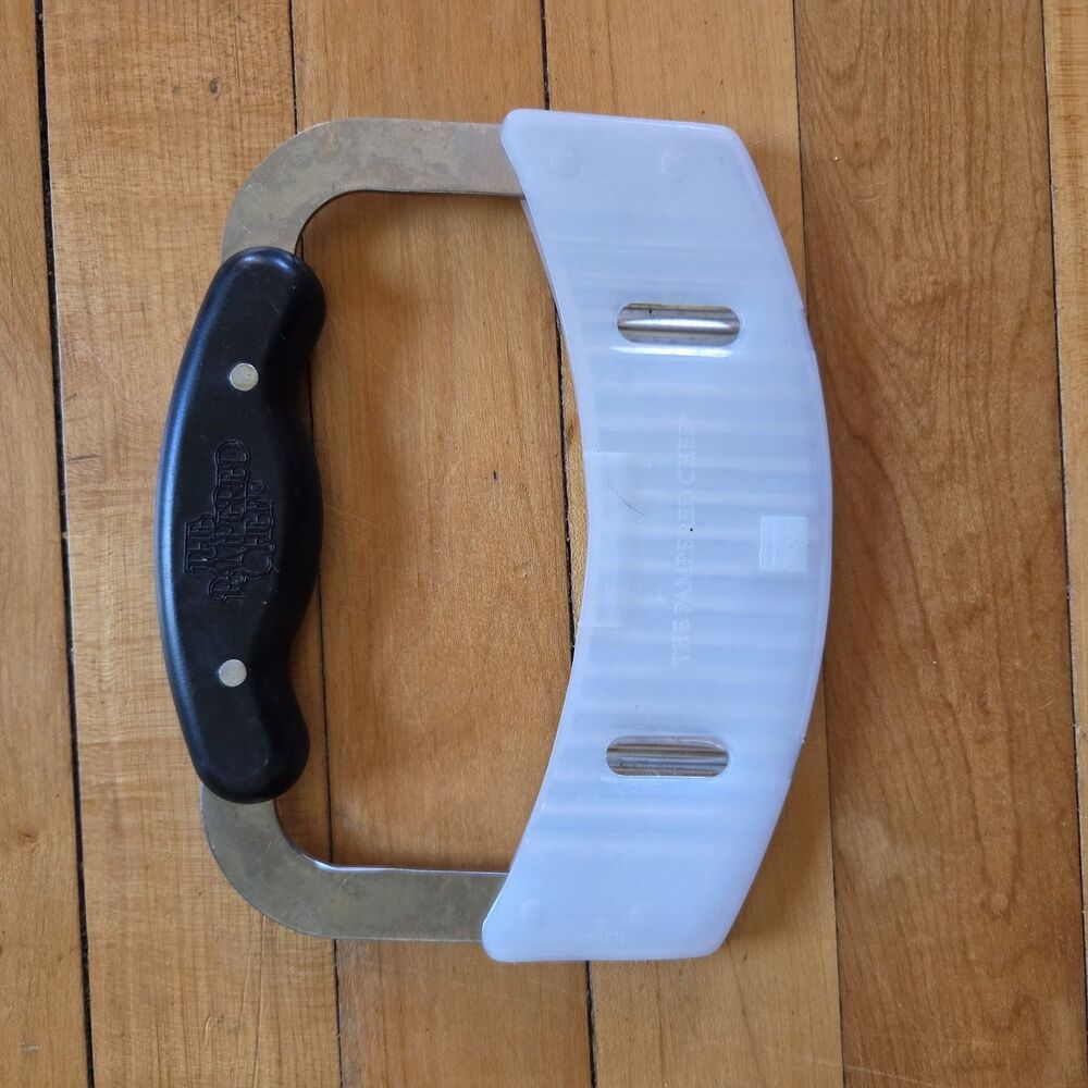 Pampered Chef Crinkle Cutter 1089 Wavy Blade Vegetable Slicer with Cover